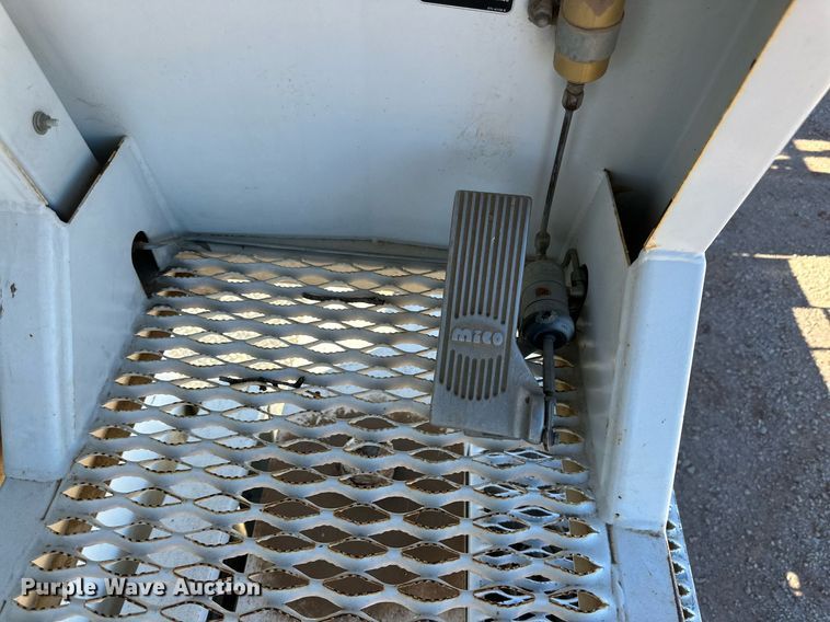 image for item DQ1562 2006 International 7400  digger derrick truck