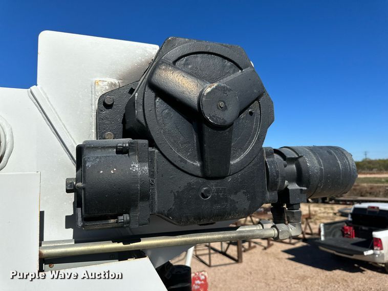 image for item DQ1562 2006 International 7400  digger derrick truck