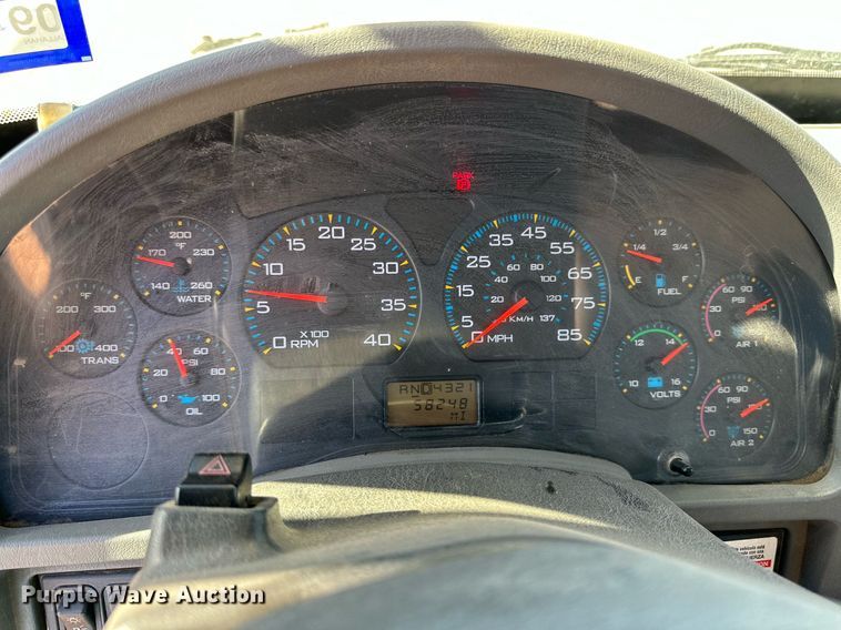 image for item DQ1562 2006 International 7400  digger derrick truck