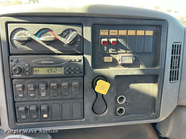 image for item DQ1562 2006 International 7400  digger derrick truck