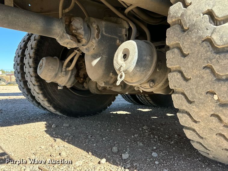 image for item DQ1562 2006 International 7400  digger derrick truck