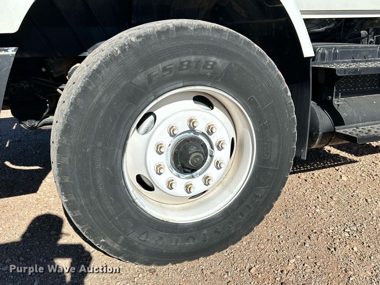 image for item DQ1562 2006 International 7400  digger derrick truck