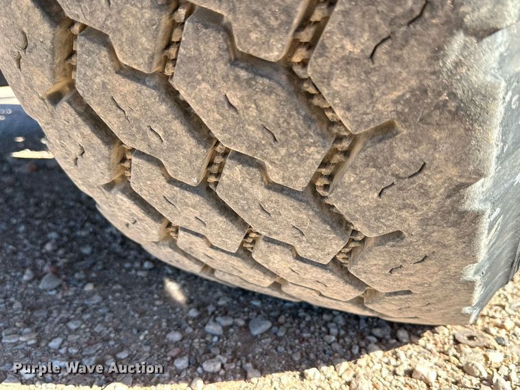 image for item DQ1562 2006 International 7400  digger derrick truck