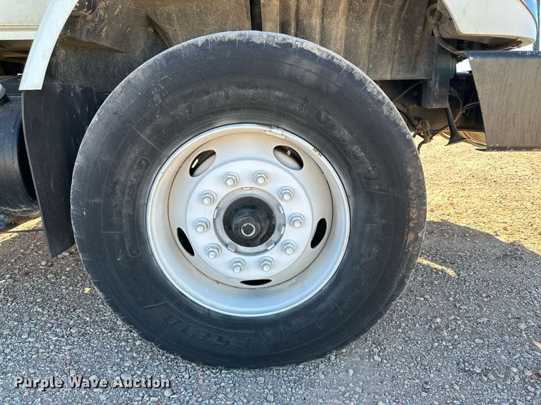 image for item DQ1562 2006 International 7400  digger derrick truck