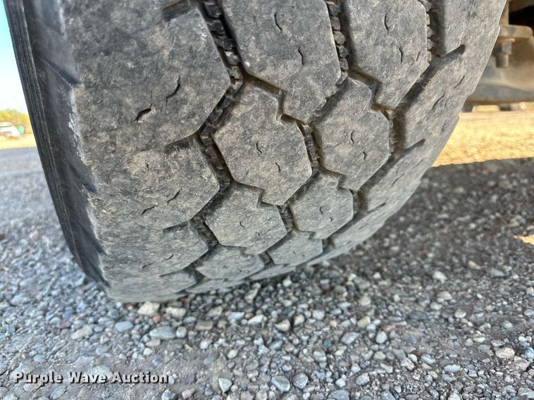 image for item DQ1562 2006 International 7400  digger derrick truck