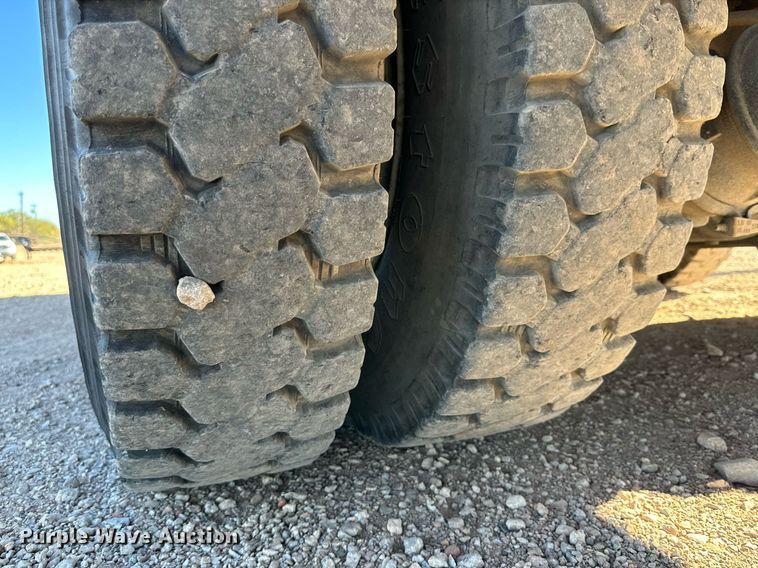 image for item DQ1562 2006 International 7400  digger derrick truck