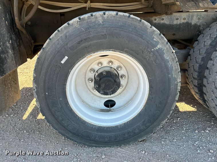 image for item DQ1562 2006 International 7400  digger derrick truck