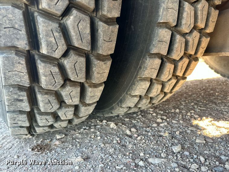 image for item DQ1562 2006 International 7400  digger derrick truck