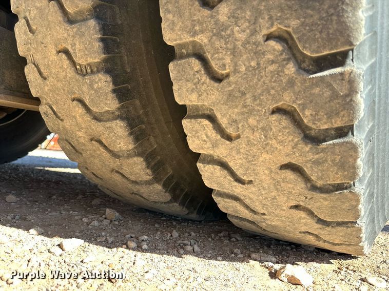 image for item DQ1562 2006 International 7400  digger derrick truck