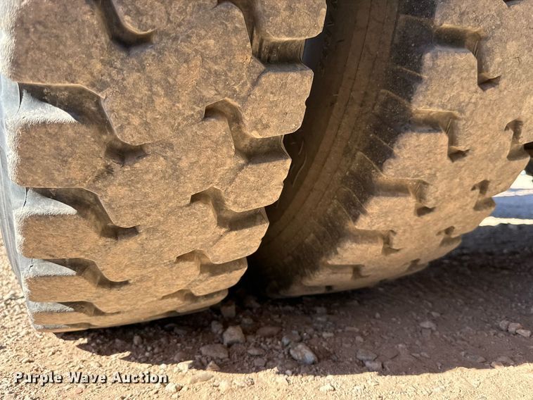 image for item DQ1562 2006 International 7400  digger derrick truck