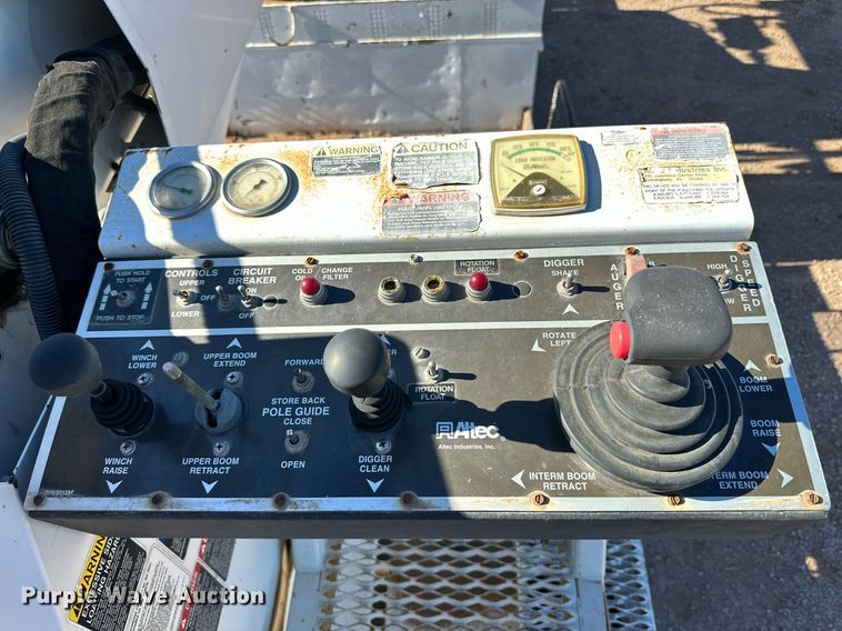 image for item DQ1562 2006 International 7400  digger derrick truck