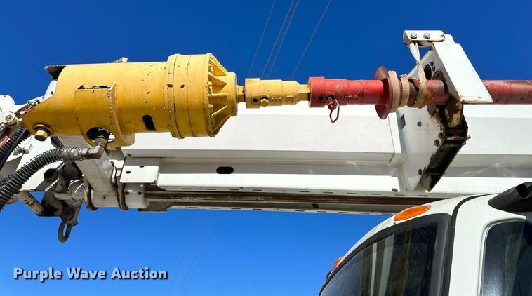 image for item DQ1562 2006 International 7400  digger derrick truck