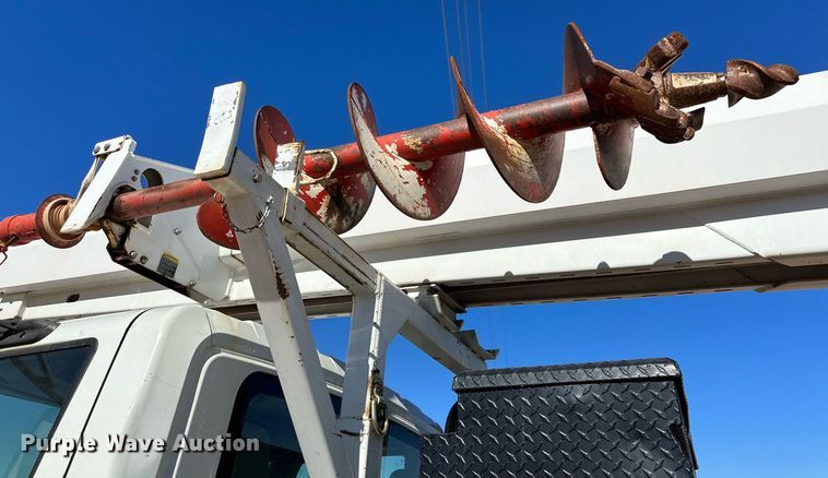 image for item DQ1562 2006 International 7400  digger derrick truck