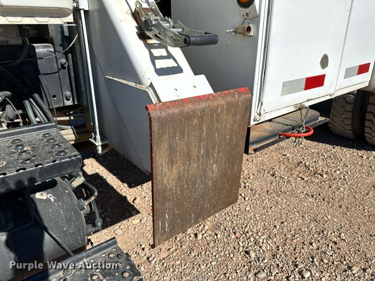 image for item DQ1562 2006 International 7400  digger derrick truck