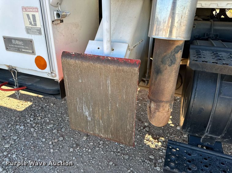 image for item DQ1562 2006 International 7400  digger derrick truck