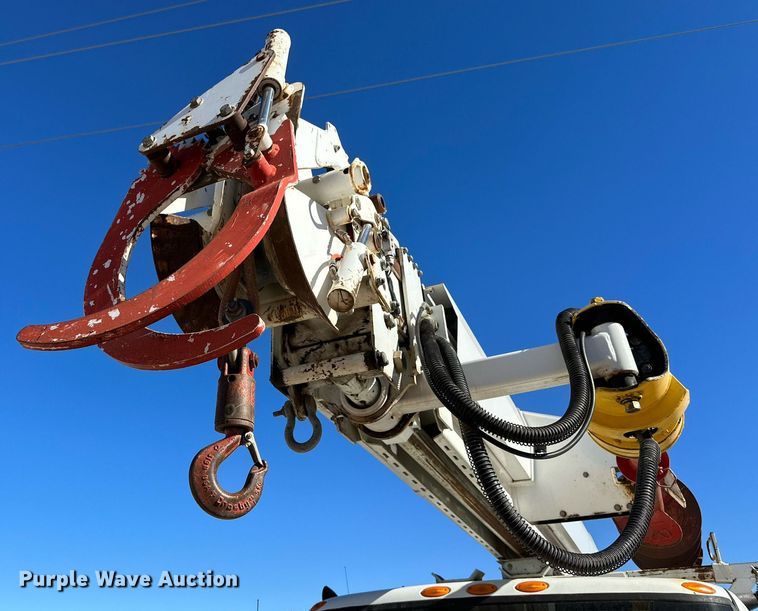 image for item DQ1562 2006 International 7400  digger derrick truck