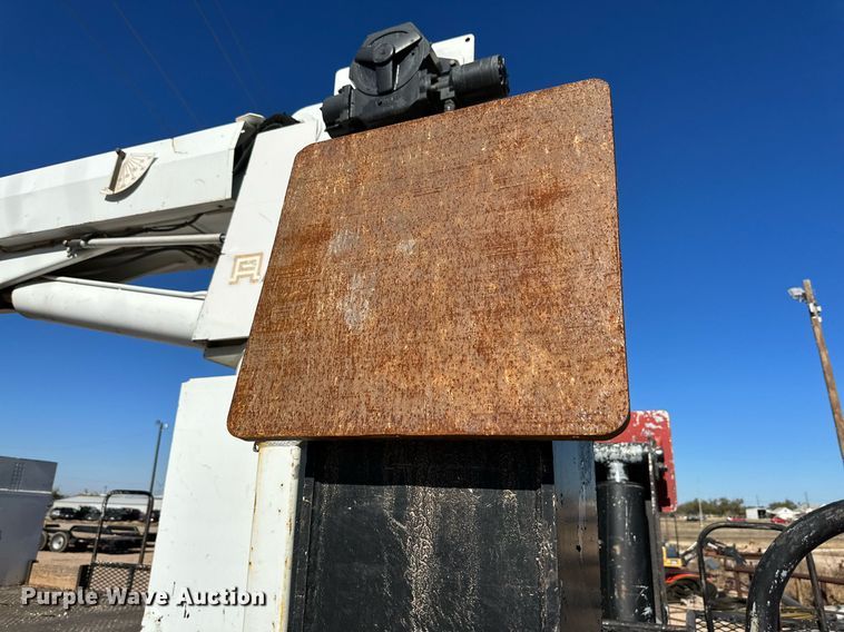 image for item DQ1562 2006 International 7400  digger derrick truck