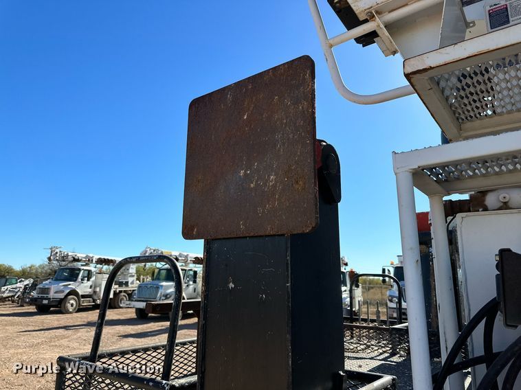 image for item DQ1562 2006 International 7400  digger derrick truck