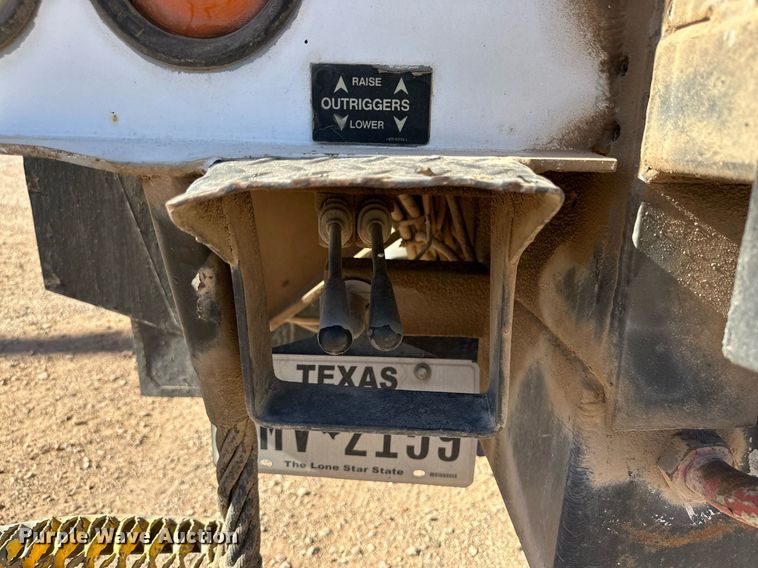 image for item DQ1562 2006 International 7400  digger derrick truck