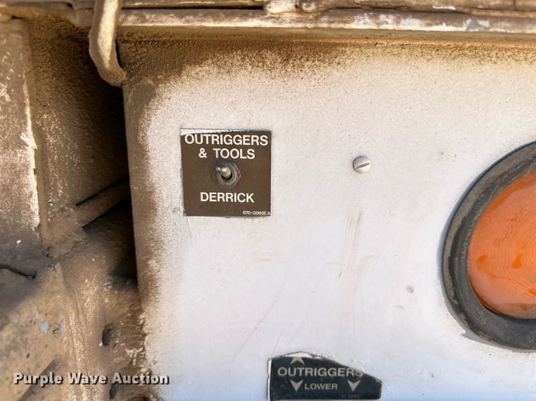 image for item DQ1562 2006 International 7400  digger derrick truck