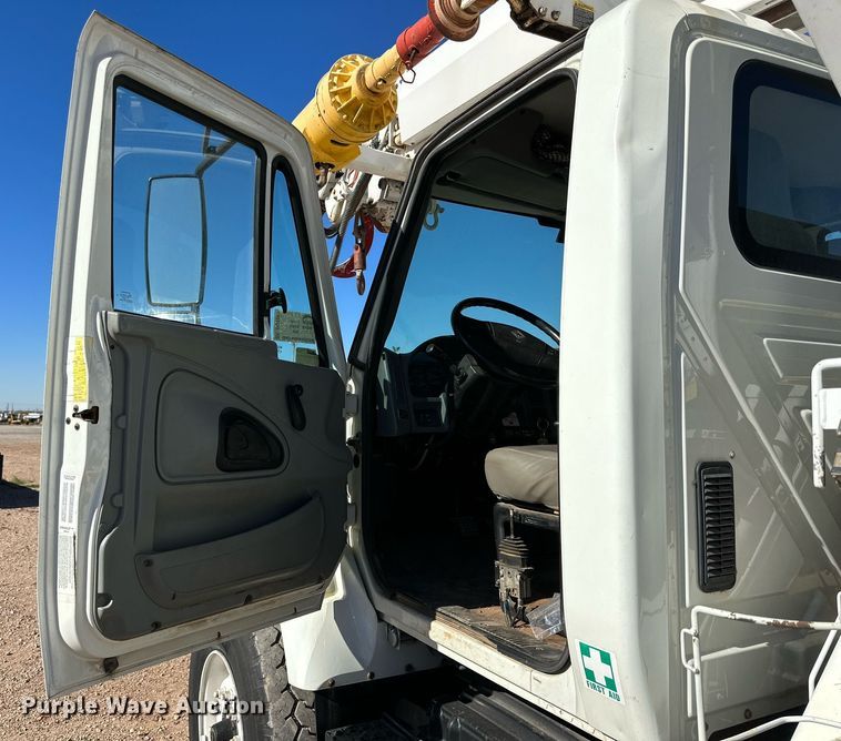 image for item DQ1562 2006 International 7400  digger derrick truck