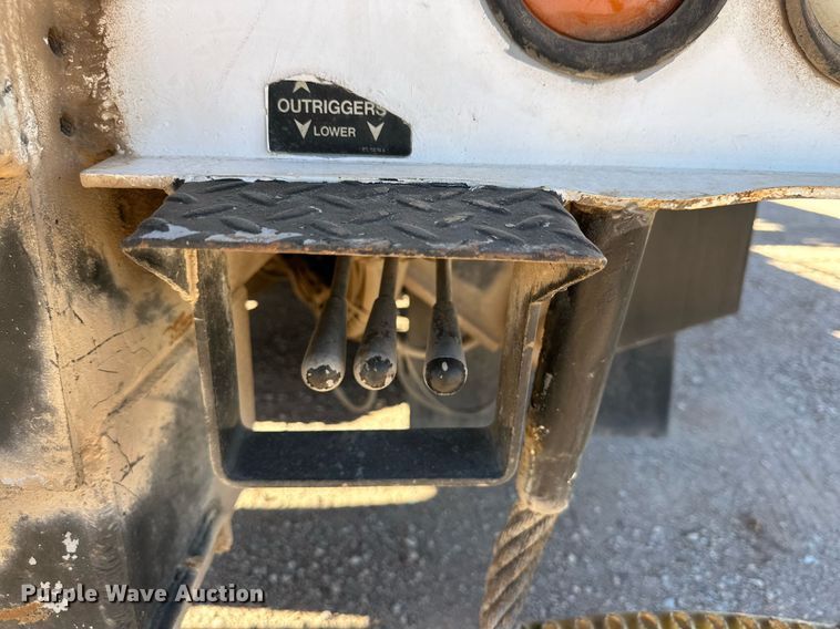 image for item DQ1562 2006 International 7400  digger derrick truck