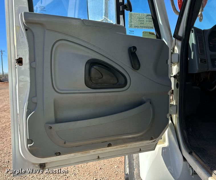 image for item DQ1562 2006 International 7400  digger derrick truck