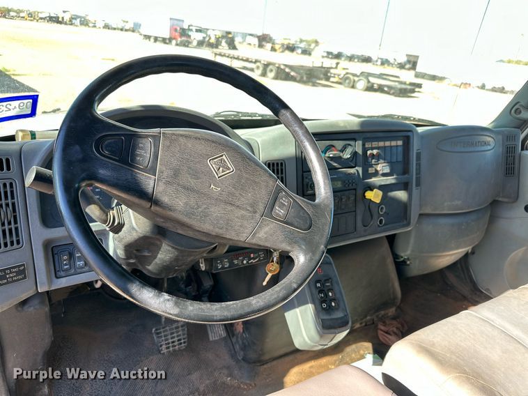 image for item DQ1562 2006 International 7400  digger derrick truck