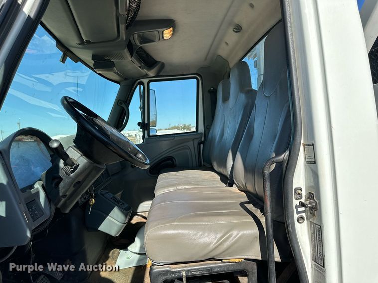 image for item DQ1562 2006 International 7400  digger derrick truck