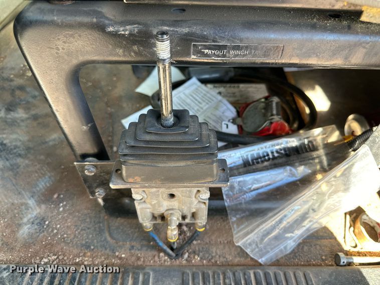 image for item DQ1562 2006 International 7400  digger derrick truck