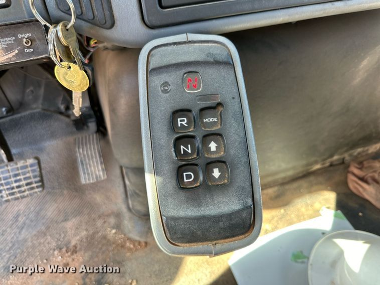 image for item DQ1562 2006 International 7400  digger derrick truck