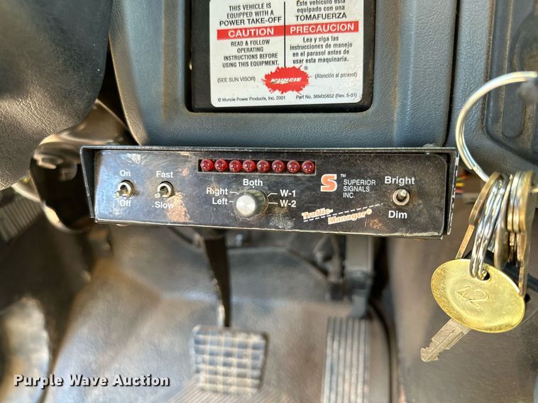 image for item DQ1562 2006 International 7400  digger derrick truck