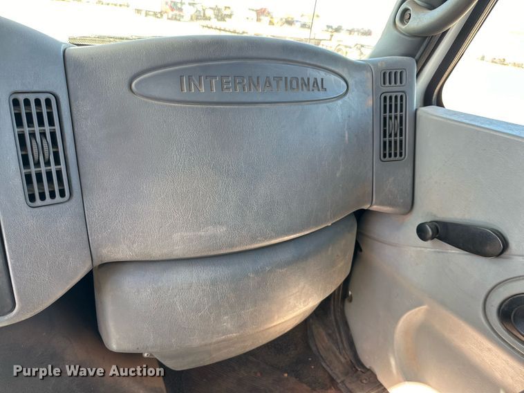 image for item DQ1562 2006 International 7400  digger derrick truck