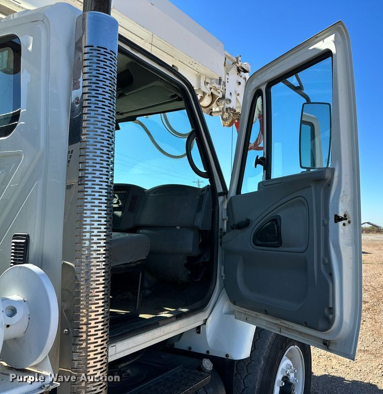 image for item DQ1562 2006 International 7400  digger derrick truck