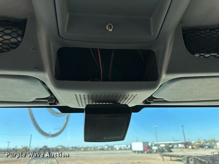 image for item DQ1562 2006 International 7400  digger derrick truck