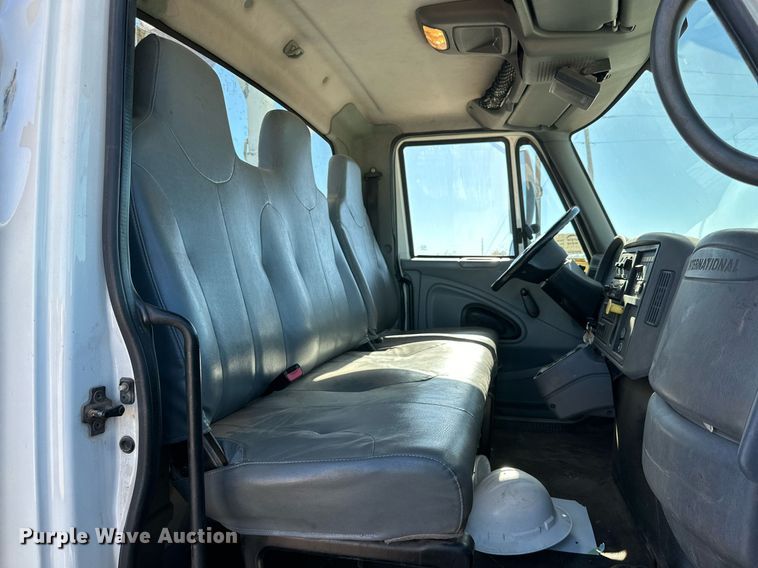 image for item DQ1562 2006 International 7400  digger derrick truck