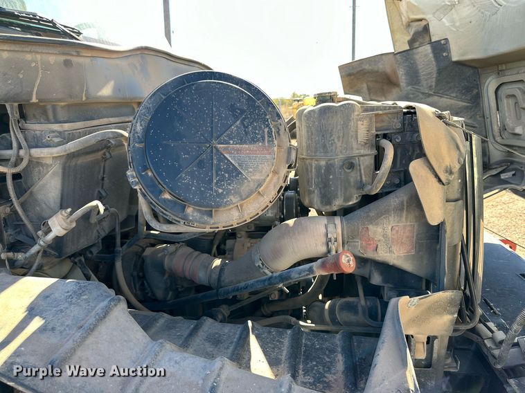 image for item DQ1562 2006 International 7400  digger derrick truck