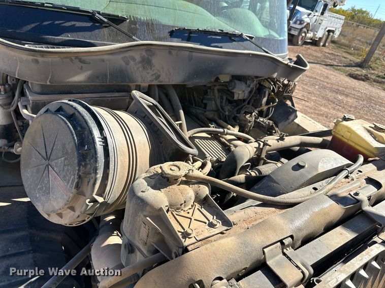 image for item DQ1562 2006 International 7400  digger derrick truck