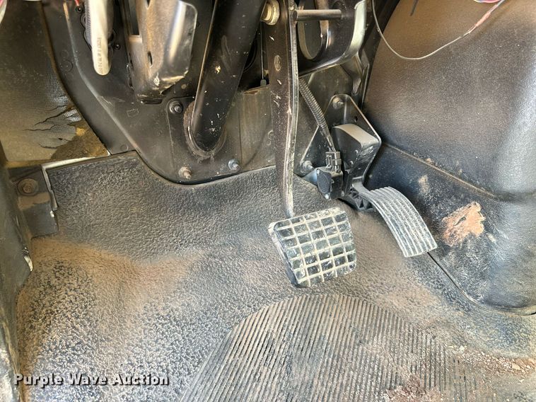 image for item DQ1562 2006 International 7400  digger derrick truck