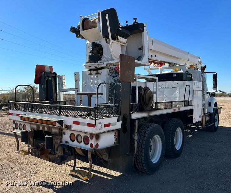 image for item DQ1562 2006 International 7400  digger derrick truck