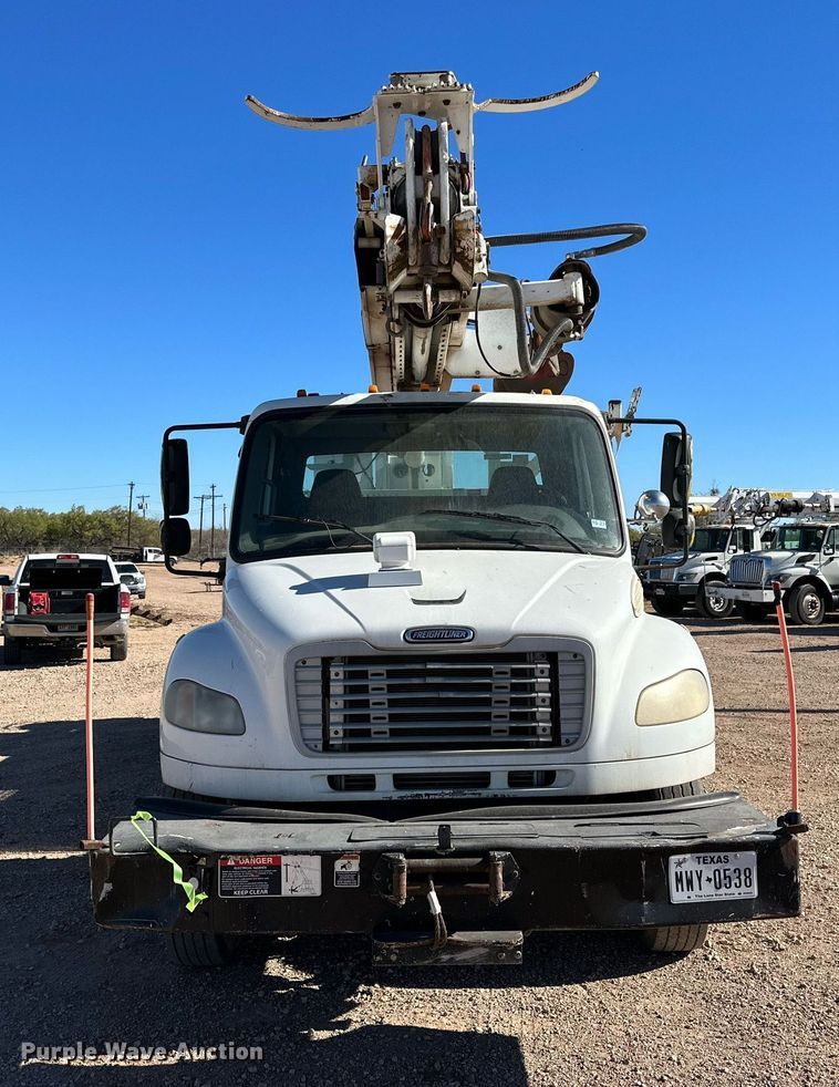 image for item DQ1563 2010 Freightliner Business Class M2 106  digger derrick truck