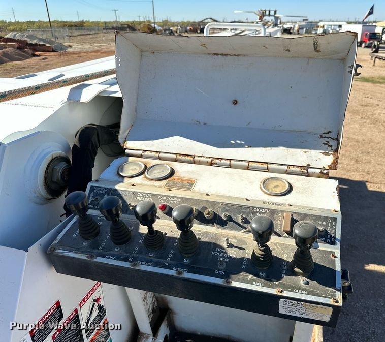 image for item DQ1563 2010 Freightliner Business Class M2 106  digger derrick truck