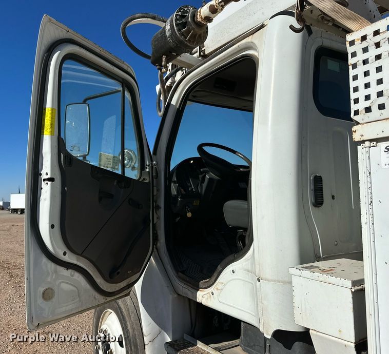 image for item DQ1563 2010 Freightliner Business Class M2 106  digger derrick truck