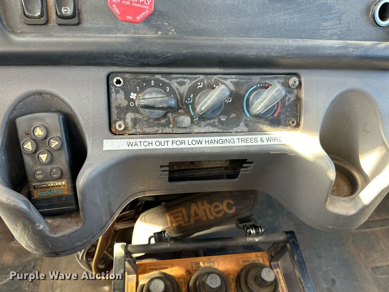 image for item DQ1563 2010 Freightliner Business Class M2 106  digger derrick truck