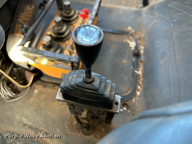 image for item DQ1563 2010 Freightliner Business Class M2 106  digger derrick truck