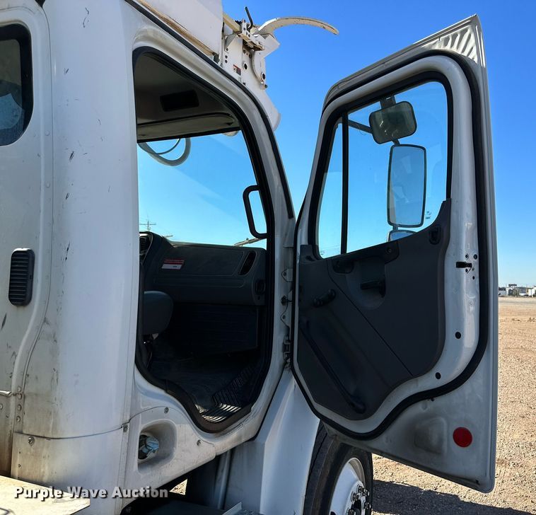 image for item DQ1563 2010 Freightliner Business Class M2 106  digger derrick truck