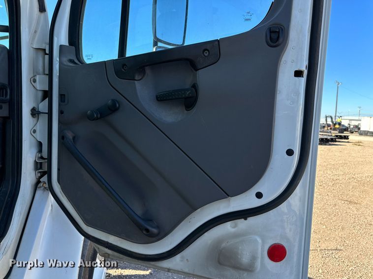 image for item DQ1563 2010 Freightliner Business Class M2 106  digger derrick truck