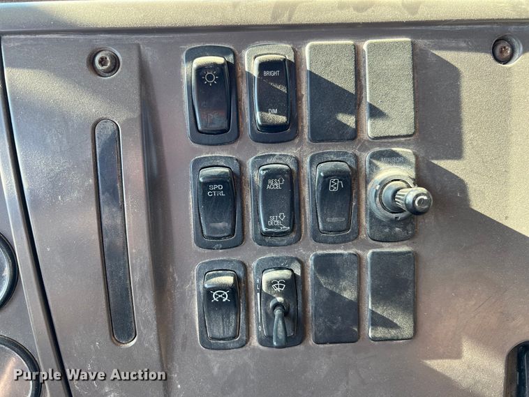 image for item DQ2207 2004 Mack CV713  dump truck