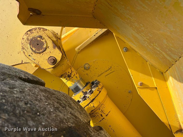 image for item DQ2310 1997 Komatsu WA500-1LE  wheel loader