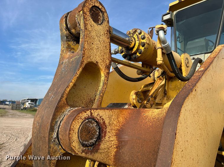 image for item DQ2310 1997 Komatsu WA500-1LE  wheel loader